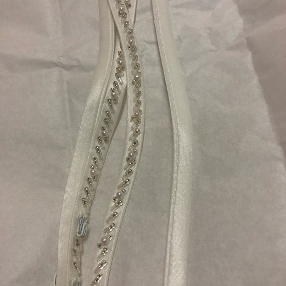 Brand new wedding gown - Picture 7 of 8